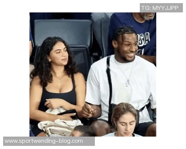 詹姆斯小儿子布莱斯与女友甜蜜合影引发网友热议与祝福 詹姆斯小儿子布莱斯与女友甜蜜合影引发网友热议与祝福